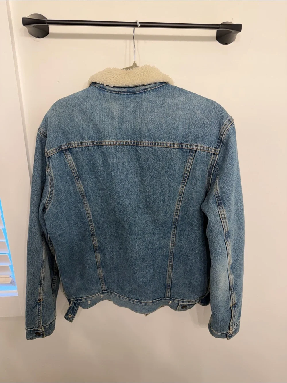 Levi's Light Blue Denim Sherpa Jacket with Cream Lining - Picture 2 of 3
